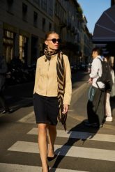 Spódnica jeansowa granatowa. Spódniczki damskie MOODO, l, bez wzorów, z bawełny. Za 119.99 zł.