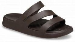 Klapki Dla Dorosłych Crocs Getaway Strappy. Brązowe klapki damskie Crocs, bez wzorów, z materiału, bez obcasa. Za 139.99 zł.