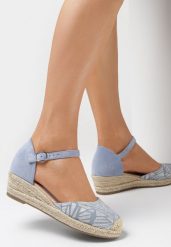 Niebieskie Sandały Callolea. Niebieskie sandały damskie Born2be, bez wzorów, bez obcasa, na koturnie. Za 69.99 zł.