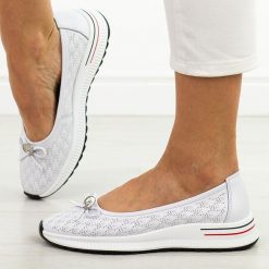 Białe skórzane baleriny damskie Filippo Dp6718/26. Białe baleriny damskie Filippo, w ażurowe wzory, z jeansu, bez obcasa, na płaskiej podeszwie. W wyprzedaży za 192.72 zł.