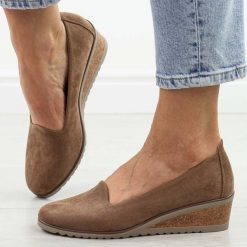 Khaki zamszowe półbuty damskie na koturnie Potocki 12276. Brązowe czółenka damskie POTOCKI, bez wzorów, z jeansu, biznesowe, z okrągłym noskiem, bez obcasa, na koturnie. Za 159.00 zł.