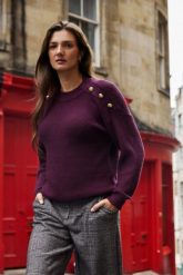 Sweter z ozdobymi guzikami burgundowy. Czerwone swetry klasyczne damskie MOODO, l, z poliamidu, bez kołnierzyka. Za 139.99 zł.