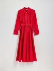 Koszulowa sukienka z paskiem - czerwony. Czerwone sukienki damskie Reserved, l, bez wzorów, z bawełny, bez kołnierzyka, bez ramiączek, koszulowe. Za 229.99 zł.