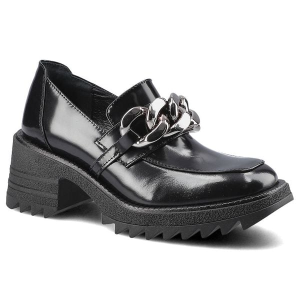 Półbuty damskie Chebello, ze skóry naturalnej lakierowanej z gładką cholewką klasycznym wycięciem ozdobnym metalowym łańcuchem oraz masywną podeszwą. Czarne półbuty damskie CheBello, bez wzorów, ze skóry, eleganckie, bez obcasa. Za 299.00 zł.