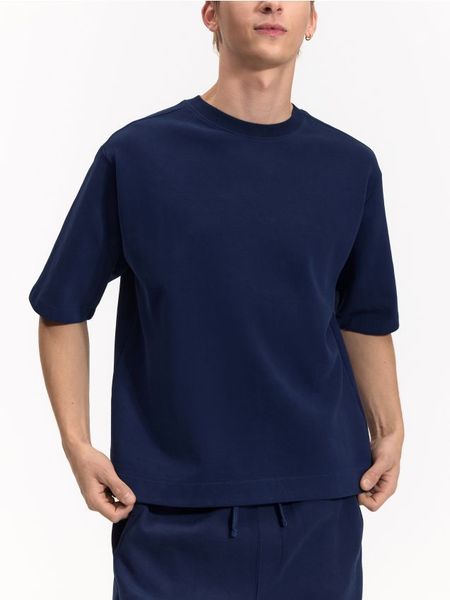 T-shirt z grubej dzianiny - granatowy. Niebieskie t-shirty męskie Reserved, l, bez wzorów, z dzianiny, bez kołnierzyka. Za 119.99 zł.
