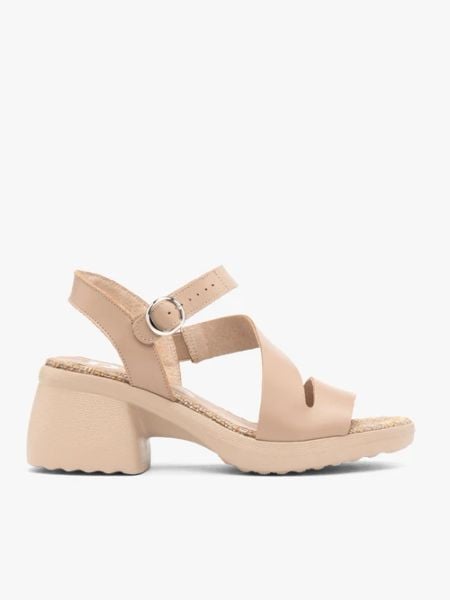 Beżowe sandały z obcasem i platformą. Brązowe sandały damskie Ryłko, bez wzorów, z gumy, bez obcasa, na obcasie. Za 349.99 zł.