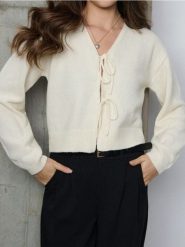 Sweter z kokardami - żółty. Żółte swetry klasyczne damskie Sinsay, l, bez kołnierzyka. Za 49.99 zł.