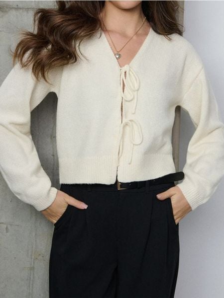 Sweter z kokardami - żółty. Żółte swetry klasyczne damskie Sinsay, l, bez kołnierzyka. Za 49.99 zł.