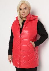 Czerwona Połyskująca Kamizelka Bezrękawnik z Pikowaniem o Przedłużonym Fasonie Leonessa. Czerwone kamizelki damskie Born2be, plus size. Za 219.99 zł.