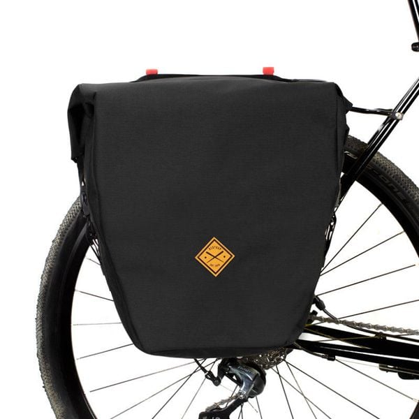 Torba rowerowa Pannier Large w kolorze czarnym RESTRAP. Czarne torebki klasyczne damskie RESTRAP, bez wzorów, z materiału, bez dodatków. Za 518.90 zł.