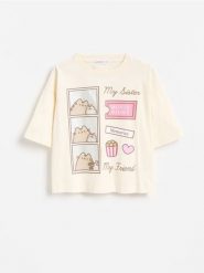 T-shirt Pusheen - kremowy. Białe koszulki dziewczęce Reserved, bez wzorów, z bawełny, bez ramiączek. Za 45.99 zł.