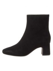 Clarks Skórzane botki "Fernie" w kolorze czarnym rozmiar: 37. Czarne botki damskie Clarks, ze skóry, eleganckie, bez obcasa, bez zapięcia. Za 299.95 zł.