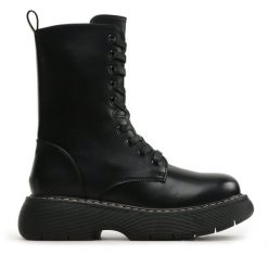 Trapery DeeZee. Czarne trapery damskie DeeZee, bez obcasa. Za 229.99 zł.