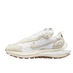 Buty do chodzenia dla dorosłych Nike Vaporwaffle Sacai Sail Gum. Białe buty sportowe na co dzień damskie Nike, bez wzorów, trekkingowe. W wyprzedaży za 2,590.80 zł.