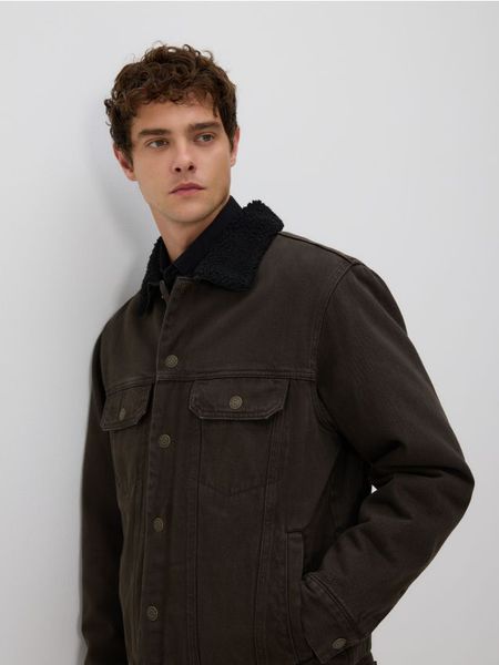 Jeansowa kurtka sherpa - brązowy. Brązowe kurtki męskie Reserved, l, bez wzorów, z denimu, bez kaptura. Za 239.99 zł.