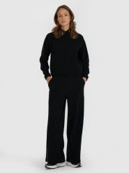 4F Spodnie oversize z szerokimi nogawkami damskie - czarne XS. Czarne spodnie dresowe damskie 4f, xs, bez wzorów, z dresówki. Za 159.99 zł.