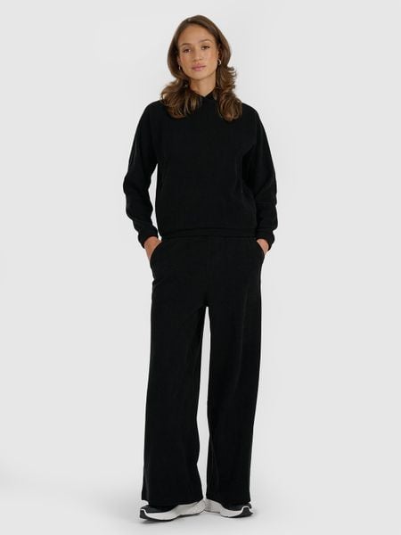 4F Spodnie oversize z szerokimi nogawkami damskie - czarne M. Czarne spodnie dresowe damskie 4f, m, bez wzorów, z dresówki. Za 159.99 zł.