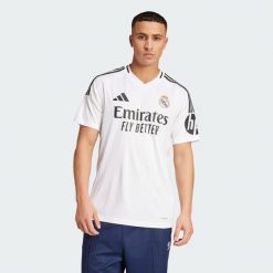 Koszulka Real Madrid 24/25 Home. Białe t-shirty sportowe męskie Adidas, z materiału, bez ramiączek, do piłki nożnej. Za 356.99 zł.