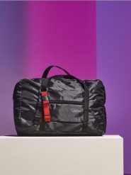 Torba podróżna - czarny. Czarne torebki klasyczne damskie Sinsay, bez wzorów, bez dodatków. Za 15.99 zł.