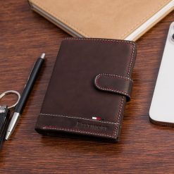 Portfel skórzany męski klasyczny pionowy z flagą brązowy RFiD Beltimore D29. Brązowe portfele męskie bez wzorów. Za 44.91 zł.