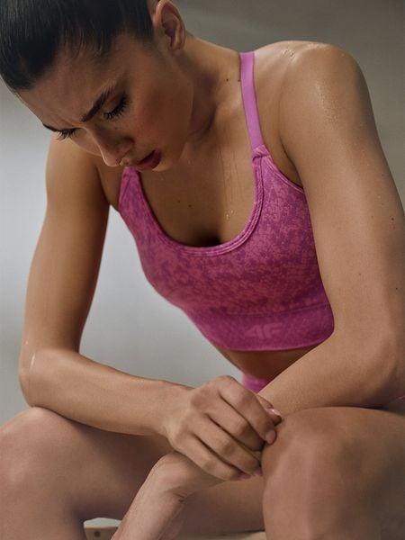 4F Biustonosz treningowy z niskim wsparciem - różowy M/L. Czerwone biustonosze sportowe damskie 4f, bez wzorów, z dzianiny. Za 119.99 zł.