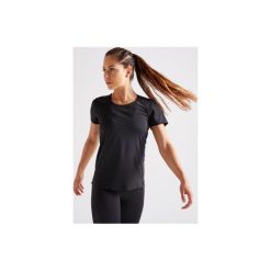 Koszulka fitness krótki rękaw 900 damska. Czarne bluzki sportowe damskie DOMYOS, bez wzorów, z elastanu, bez kołnierzyka. Za 69.99 zł.