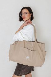 TORBA KAREN BEŻOWA One size - Flawless. Brązowe torebki klasyczne damskie Flawless, bez wzorów, z bawełny, z nadrukiem, bez dodatków. Za 179.00 zł.