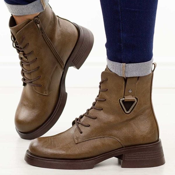 Brązowe botki damskie Potocki 12719. Brązowe botki damskie POTOCKI, na jesień, z jeansu, eleganckie, z okrągłym noskiem, bez obcasa, na obcasie, bez zapięcia. W wyprzedaży za 164.91 zł.