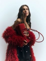 Zamszowa torebka na ramię - burgundowy. Czerwone torebki klasyczne damskie Reserved, bez wzorów, z zamszu, zamszowe, bez dodatków. W wyprzedaży za 199.99 zł.