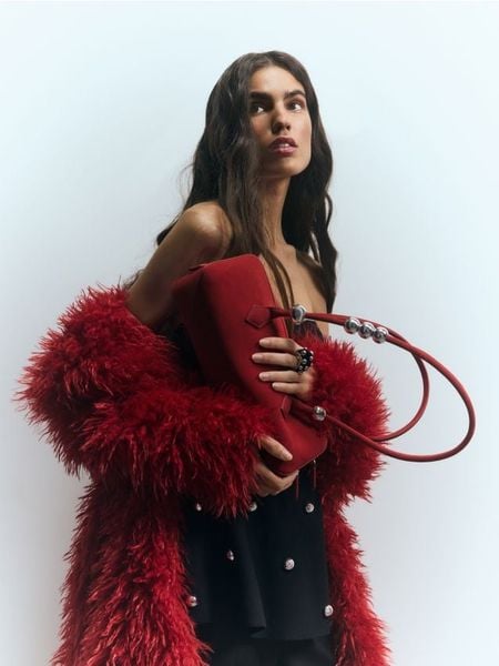 Zamszowa torebka na ramię - burgundowy. Czerwone torebki klasyczne damskie Reserved, bez wzorów, z zamszu, zamszowe, bez dodatków. W wyprzedaży za 199.99 zł.