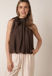 Brązowa Elegancka Bluzka z Wiskozy Ozdobiona Wiązaniem Nemereia. Brązowe bluzki damskie Born2be, bez wzorów, z elastanu, boho, bez kołnierzyka, bez ramiączek. Za 119.99 zł.