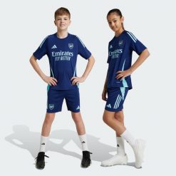 Szorty Arsenal Tiro 24 Training. Niebieskie szorty damskie Adidas, z materiału, bez kołnierzyka. Za 182.50 zł.