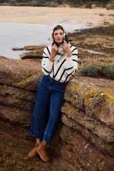 Sweter z kontrastowym wzorem biały. Białe swetry klasyczne damskie MOODO, l, z poliamidu, bez kołnierzyka. Za 149.99 zł.