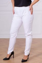 Klasyczne białe spodnie Nita ze zwężoną nogawką PLUS SIZE XXL. Białe spodnie materiałowe damskie Nasi partnerzy, bez wzorów, z elastanu, biznesowe, plus size. Za 159.90 zł.