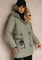 Zielona Kurtka Parka ze Ściągaczami w Talii i Kapturem Zdobiona Zawieszką Zeriena. Zielone kurtki damskie Renee, l, z aplikacjami, z jeansu. Za 299.99 zł.