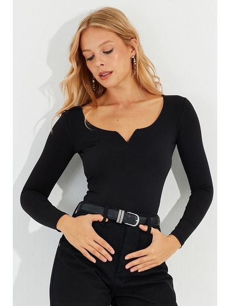 Trendyol Koszulka w kolorze czarnym rozmiar: S. Czarne bluzki damskie Trendyol, s, bez wzorów, bez kołnierzyka. Za 69.91 zł.