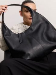 Skórzana torebka hobo - czarny. Czarne torebki klasyczne damskie Reserved, bez wzorów, ze skóry, bez dodatków. W wyprzedaży za 359.99 zł.