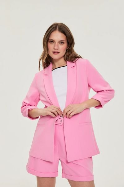 Marynarka z rękawami 3/4 różowa. Czerwone marynarki i żakiety damskie MOODO, l, bez wzorów, z elastanu. Za 149.99 zł.