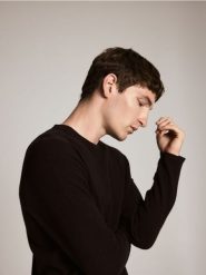 Sweter z wełny merino - ciemnobrązowy. Brązowe swetry męskie Reserved, l, bez wzorów, z kaszmiru, bez kołnierzyka. Za 229.99 zł.