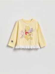 Koszulka z falbanką Kubuś Puchatek - żółty. Żółte koszulki dziewczęce Reserved, m, bez wzorów, z bawełny, bez ramiączek. Za 39.99 zł.