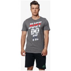 Nike Koszulka Ss M Nsw Jdi Jdi Stack 1 , szary, rozmiar XL. Szare t-shirty sportowe męskie Nike, m, z bawełny, bez ramiączek. W wyprzedaży za 59.99 zł.