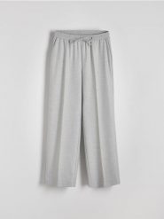 Spodnie jogger - szary. Szare spodnie materiałowe damskie Reserved, bez wzorów, z tkaniny. W wyprzedaży za 79.99 zł.
