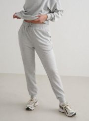 Damskie spodnie dresowe regular fit, ściągacze Comfy Modal jasnoszary melanż. Szare spodnie sportowe damskie Aim'n, m, z dresówki, na fitness i siłownię. Za 207.87 zł.