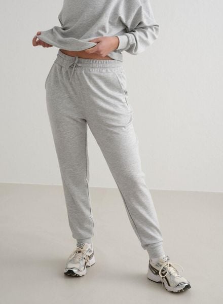 Damskie spodnie dresowe regular fit, ściągacze Comfy Modal jasnoszary melanż. Szare spodnie sportowe damskie Aim'n, m, z dresówki, na fitness i siłownię. Za 207.87 zł.