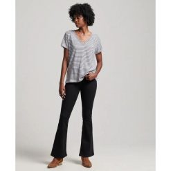 Damska koszulka z haftem i płomieniem v-neck Superdry. Niebieskie topy sportowe damskie Superdry., s, z aplikacjami, z bawełny, bez ramiączek. Za 121.80 zł.