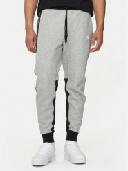 Nike Spodnie dresowe FB8002 Szary Slim Fit. Szare spodnie dresowe męskie Nike, bez wzorów, z dresówki. Za 452.15 zł.