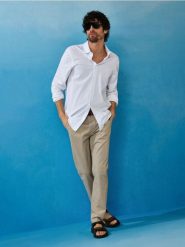 Spodnie chino slim z paskiem - kremowy. Białe spodnie materiałowe męskie Sinsay, bez wzorów. Za 79.99 zł.