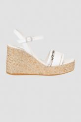 KARL LAGERFELD Białe sandały Gable. Białe sandały damskie Karl Lagerfeld, bez wzorów, bez obcasa. W wyprzedaży za 739.99 zł.