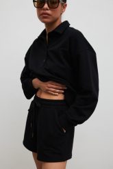 Szorty z dzianiny dresowej w kolorze TOTALLY BLACK - BREEZE-S. Czarne spodenki sportowe damskie Marsala, m, z bawełny, na fitness i siłownię. W wyprzedaży za 153.93 zł.