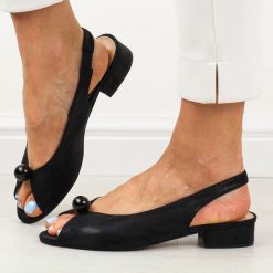 Czarne satynowe sandały damskie na obcasie T.Sokolski L26-136s. Czarne sandały damskie Sokolski, bez wzorów, z satyny, bez obcasa, na obcasie. Za 179.00 zł.